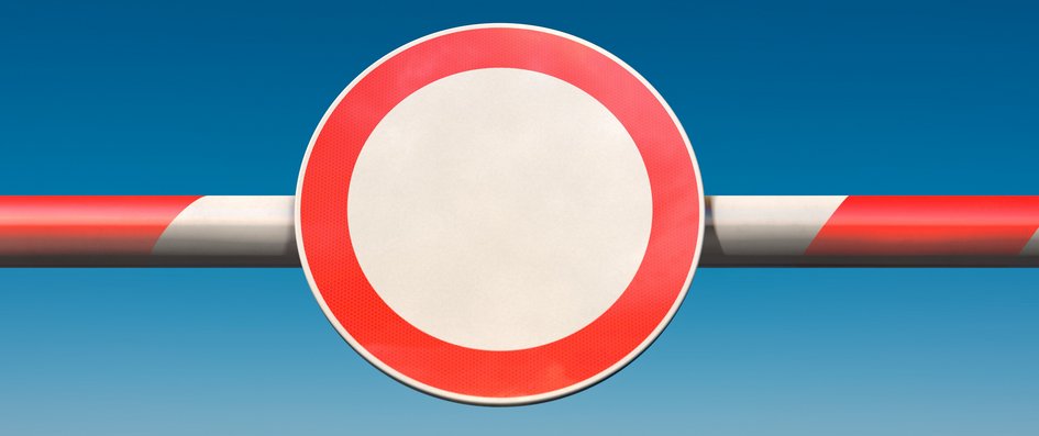 Schranke mit Verkehrsschild "Verbot für Fahrzeuge aller Art"