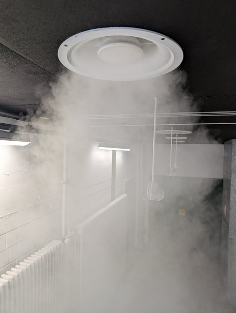 Bild einer Stellung des runden Tellers, in der die Zuluft beim gleichen Auslass senkrecht nach unten ausgeblasen wird.