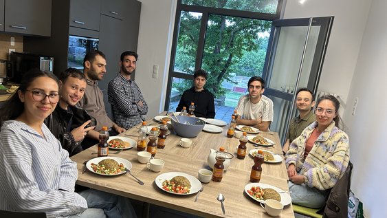 Studierende treffen sich für einen interkulturellen Austausch und kochen und essen gemeinsam im Sprachenzentrum.