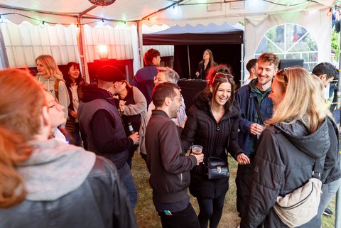 Bei Ostfalia@Turntables heizen Ostfalia-Profs und -Mitarbeiter*innen dem Publikum auf dem Dancefloor ein. 