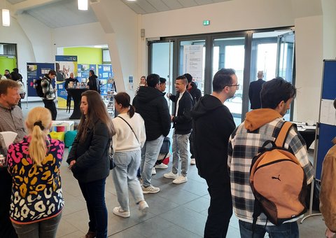 Im Foyer nehmen viele Messebesucher*innen am Rahmenprogramm teil.