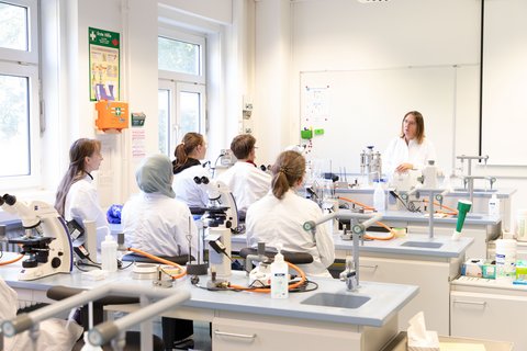 Schüler und Schülerinnen im Labor der Fakultät Versorgungstechnik (öffnet Vergrößerung des Bildes)