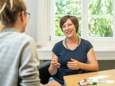 Eine Beratungsgespräch beim Lerncoaching an der Fakultät Verkehr-Sport-Tourismus-Medien