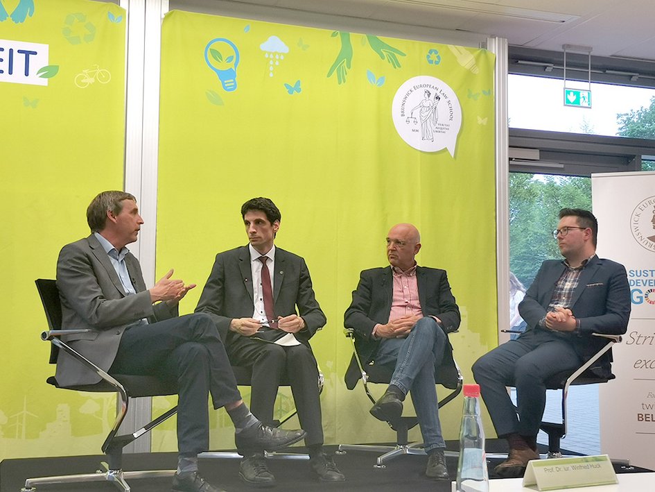 Die Vortragenden des Forums Nachhaltigkeit sitzen auf der Bühne und diskutieren miteinander (v.l.n.r.: Prof. Dr. Hohm, Prof. Dr. Becker, Prof. Dr. Becker, Prof. Dr. Huck, Prof. Dr. Kreutz).