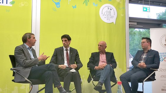 Die Vortragenden des Forums Nachhaltigkeit sitzen auf der Bühne und diskutieren miteinander (v.l.n.r.: Prof. Dr. Hohm, Prof. Dr. Becker, Prof. Dr. Becker, Prof. Dr. Huck, Prof. Dr. Kreutz).