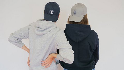 Die Cap trägt das Logo der BELS, die Aequitas, über über dem Schirm. Darum findet sich der kreisförmig angeordnete Schriftzug "Brunswick European Law School". Bei der blauen Cap sind das Logo und der Schriftzug weiß. Bei der Cap in grau melange sind das Logo und der Schriftzug blau. (öffnet Vergrößerung des Bildes)