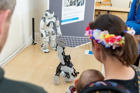 Der Campustag 2025 machte Forschung sichtbar - unter anderem Roboter, die per Sprachbefehl einen Kopfstand machen. 