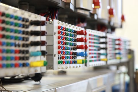Nahaufnahme Ausstattung des Labors für Regelungstechnik und Gebäudeautomation