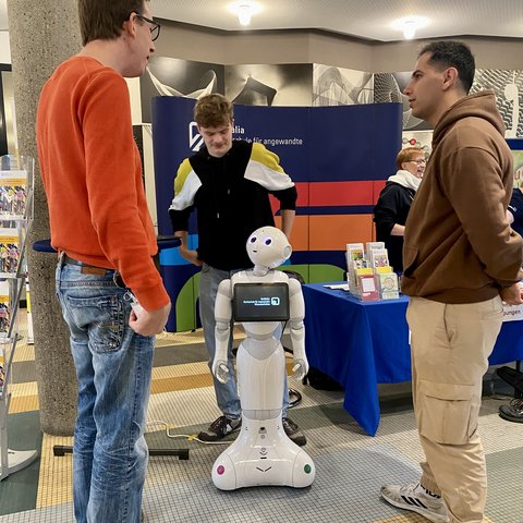 Begrüßung durch den Humanoiden Roboter