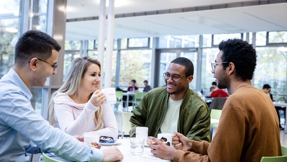 Studierende mit unterschiedlichen kulturellen Hintergründen an der Ostfalia Hochschule in Wolfsburg.