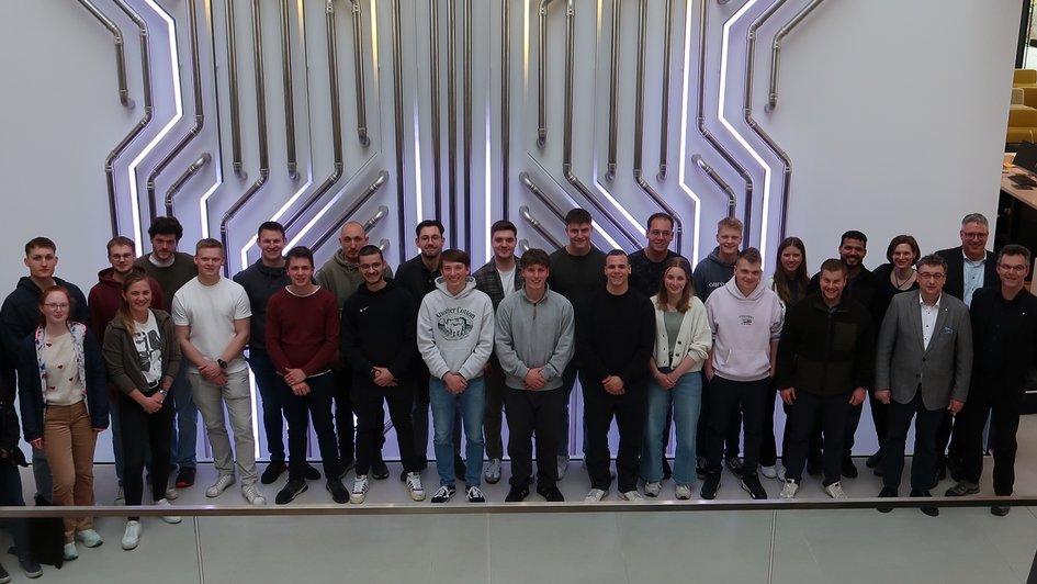 Gruppenfoto zum Abschluss im modernen Schulungszentrum, der „Viega World“