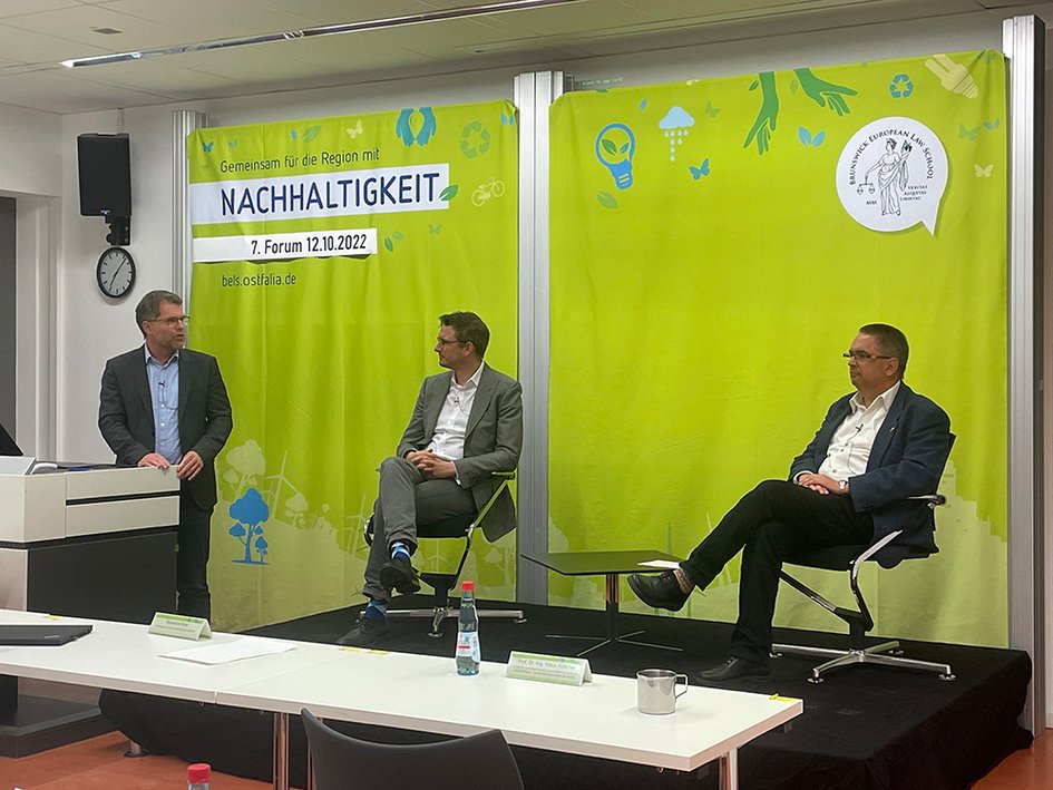 Gemeinsame Diskussion: Prof. Dr. Litschen (BELS, links am Rednerpult) und (auf dem Podium) Maximilian Bohr (BS Energy) sowie Prof. Dr.-Ing. Klaus Röttcher (Fakultät Bau-Wasser-Boden)