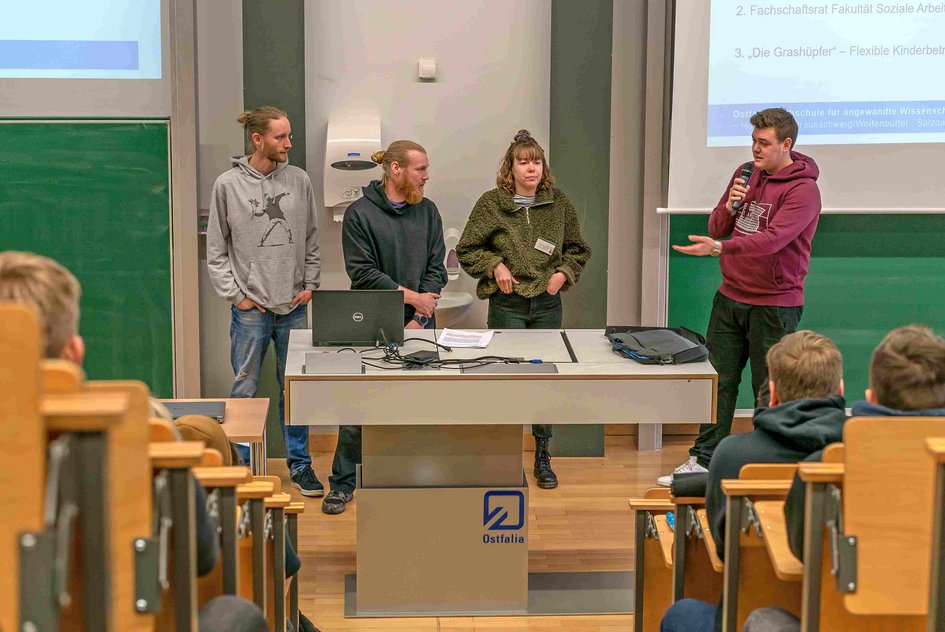 Der FaRa stellt sich im Rahmen der Orientierungstage in einem Hörsaal vor