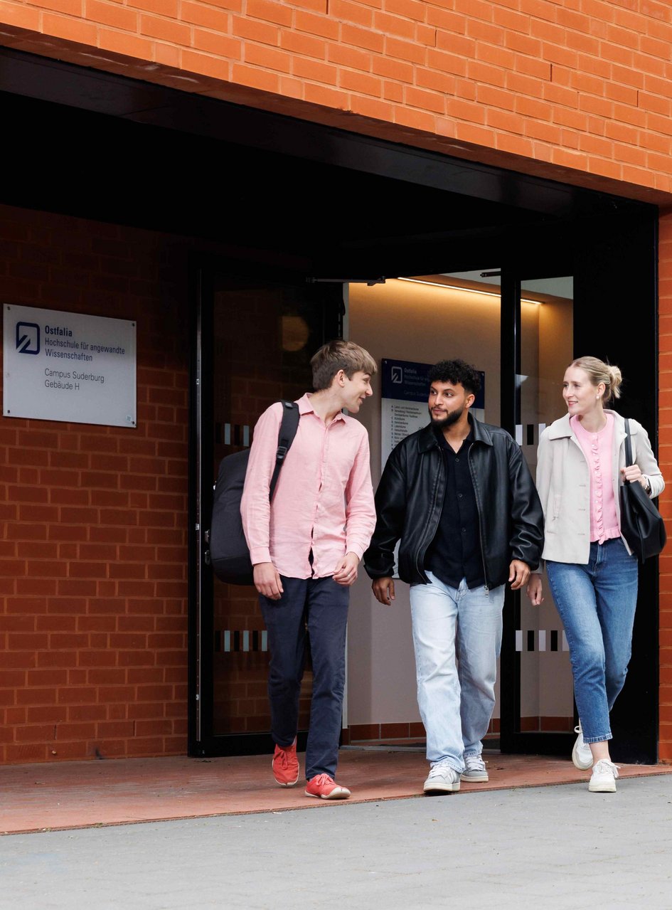 Studierende beim Verlassen des H-Gebäudes