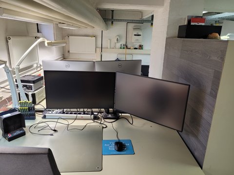 Elektronik Arbeitsplatz (Entwurf, Layout, Programmieren, ...) (öffnet Vergrößerung des Bildes)