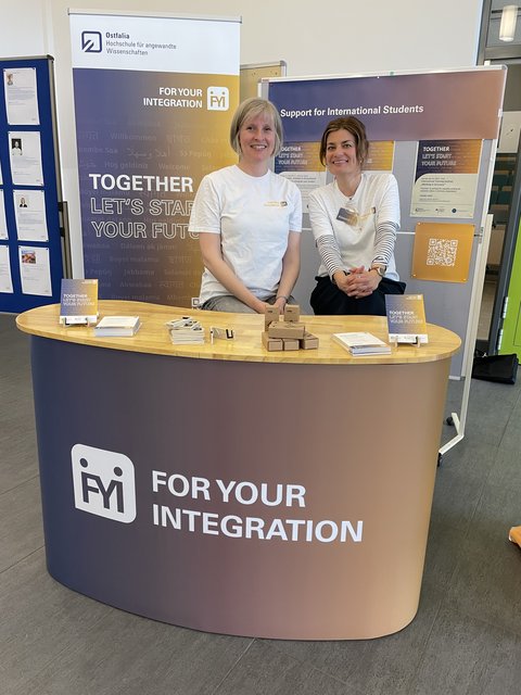 Zwei Mitarbeitende am Info-Stand des Projekts FYI.