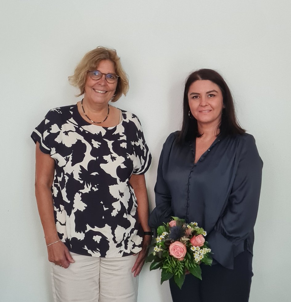 The picture shows Prof Dr Sandra Müller together with Funda Ertas-Spantgar