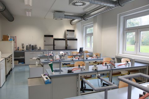 Arbeitstisch mit Kleingeräten im Lehrlabor