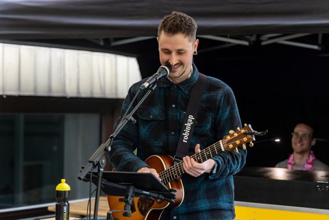 Musiker Robin Kap performt beim Campustag 2025.