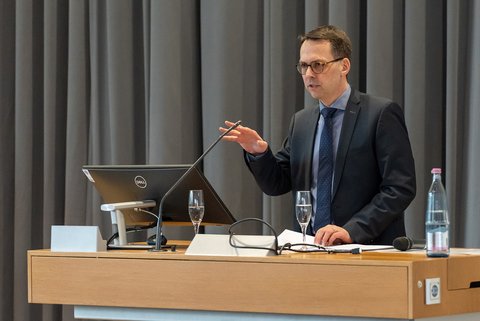 Festrede von Lars Pallinger, der am Redepult steht. (öffnet Vergrößerung des Bildes)