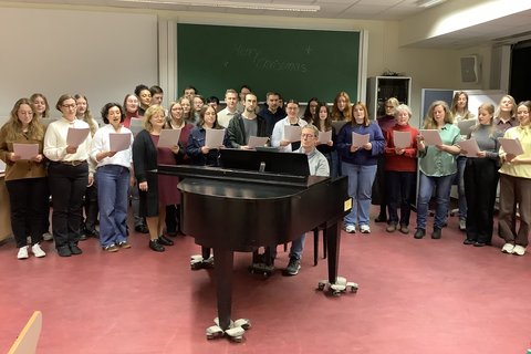 Gruppenfoto des Chors mit Chorleiter Uwe am Klavier. (öffnet Vergrößerung des Bildes)