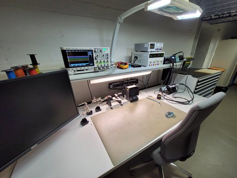 Elektronik Arbeitsplatz (Löten, Messen, Inbetriebnehmen, Fehlersuche) (öffnet Vergrößerung des Bildes)