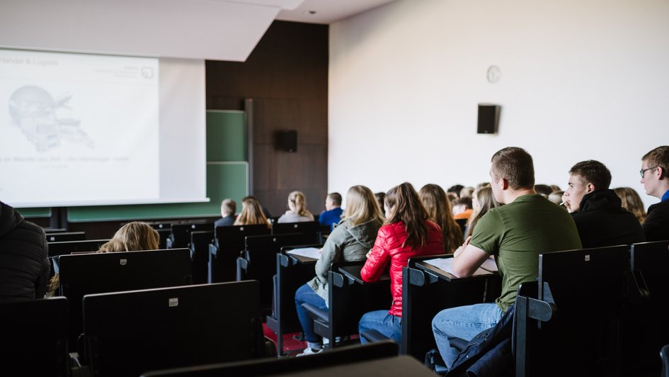 Schülerinnen besuchen eine Vorlesung