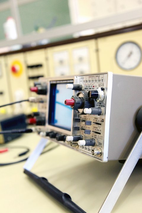 Das Bild zeigt ein im Labor für Elektrotechnik und regenerative Energietechnik verwendetes digitales Speicheroszilloskop, mit dem beispielsweise die harmonischen Verzerrungen am Ausgang des Wechselrichters einer Photovoltaikanlage analysiert werden.