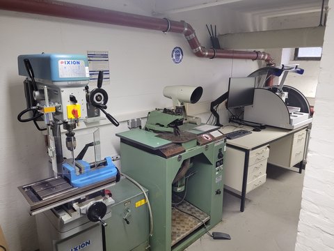 Mechanik Arbeitsplatz (Bohren, Platinenbohren, Platinenfräser) (öffnet Vergrößerung des Bildes)