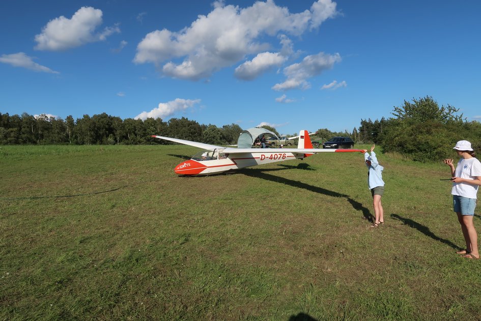 Segelflugzeug auf einer Wiese