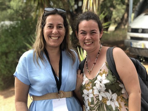 Zwei Frauen posieren vor Palmen (öffnet Vergrößerung des Bildes)