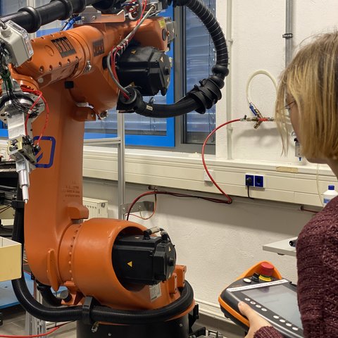 Labor mit Roboterarm in der automatisierten Fertigung