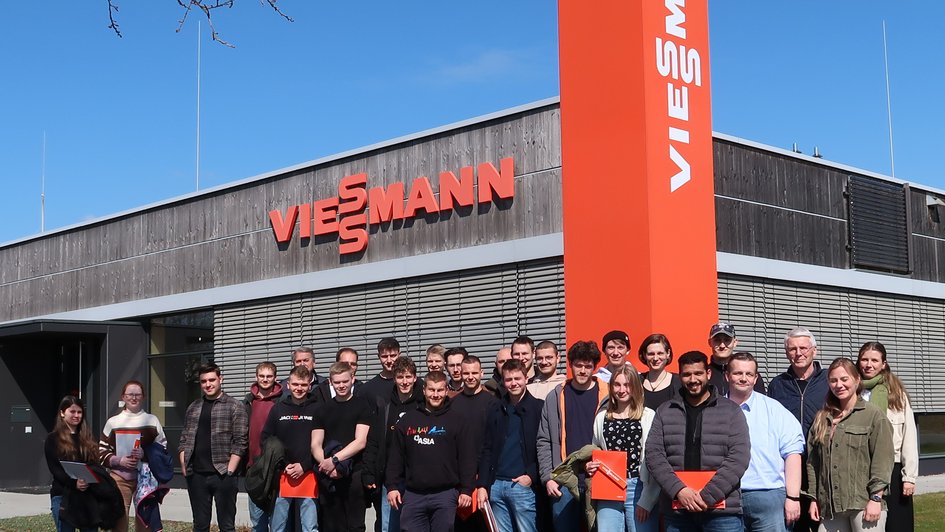 Gruppenfoto der Teilnehmenden vor der Niederlassung in Hannover