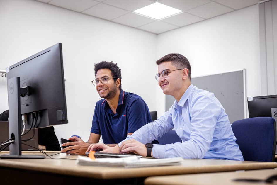 Zwei Studierende arbeiten im Poolraum der Fakultät Informatik am Ostfalia Campus Wolfenbüttel.