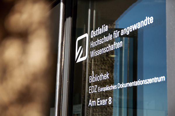 Bibliotheksschild mit Hinweis auf das EDZ