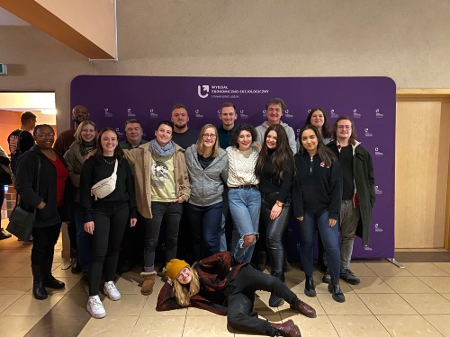 Personengruppe steht vor Spimden