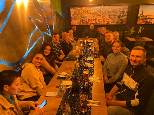 Personen sitzen zusammen an einem Tisch in einem Restaurant