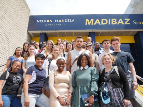 Personengruppe vor dem Einfang der Nelson Mandela University