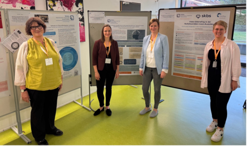 vier Frauen stehen vor Pinnwänden mit Poster-Präsentationen