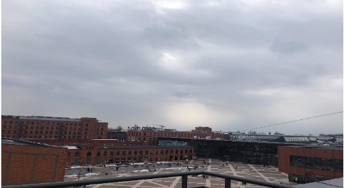 Blick von einer Terrasse auf vereinzelnde Häuserdächer in der Stadt Lodsch
