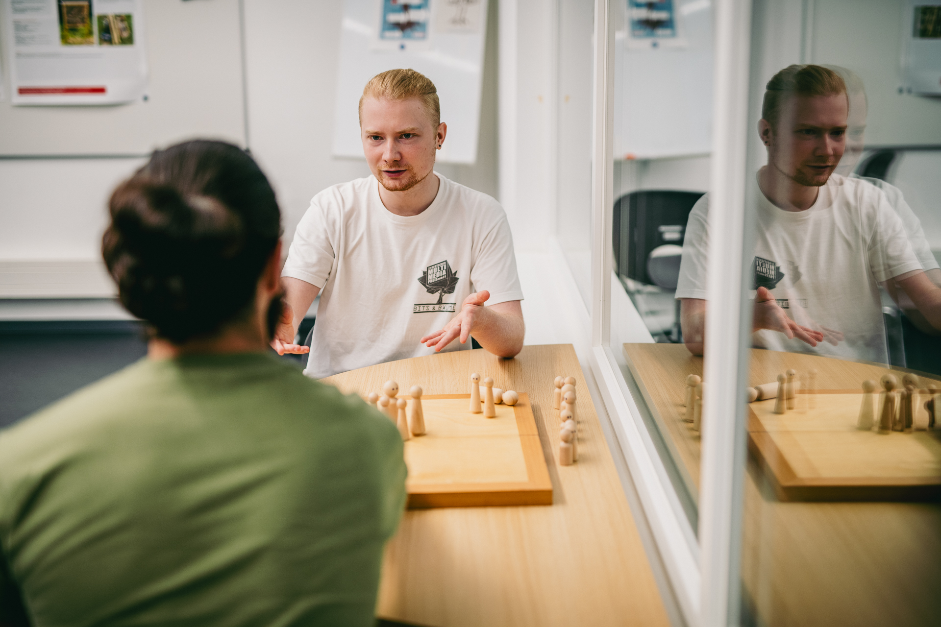 Die Arbeit mit dem Familienbrett im Rahmen einer Beratung. 