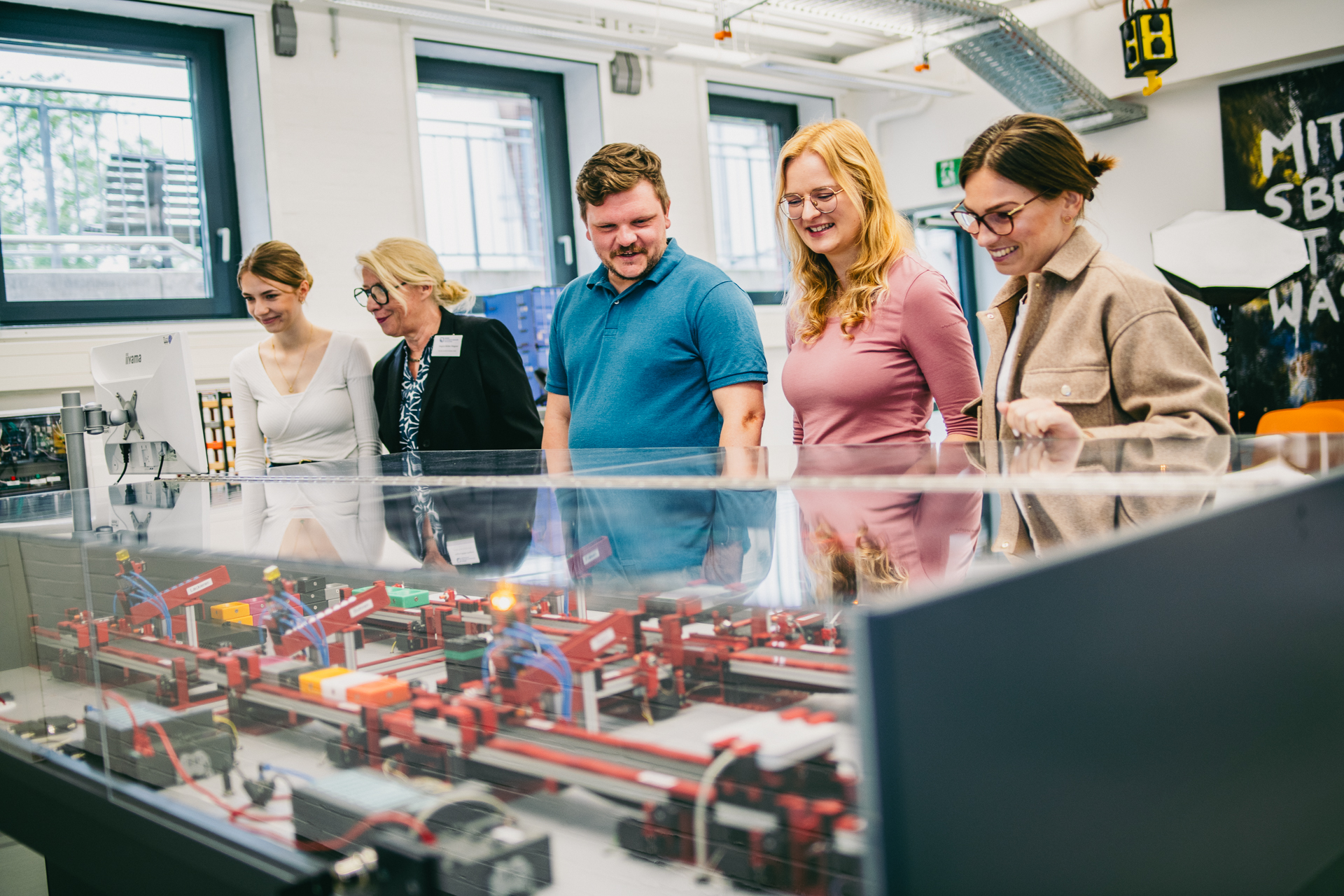 Studierende betrachten die Staudinger Simulationsanlage im Logistiklabor.