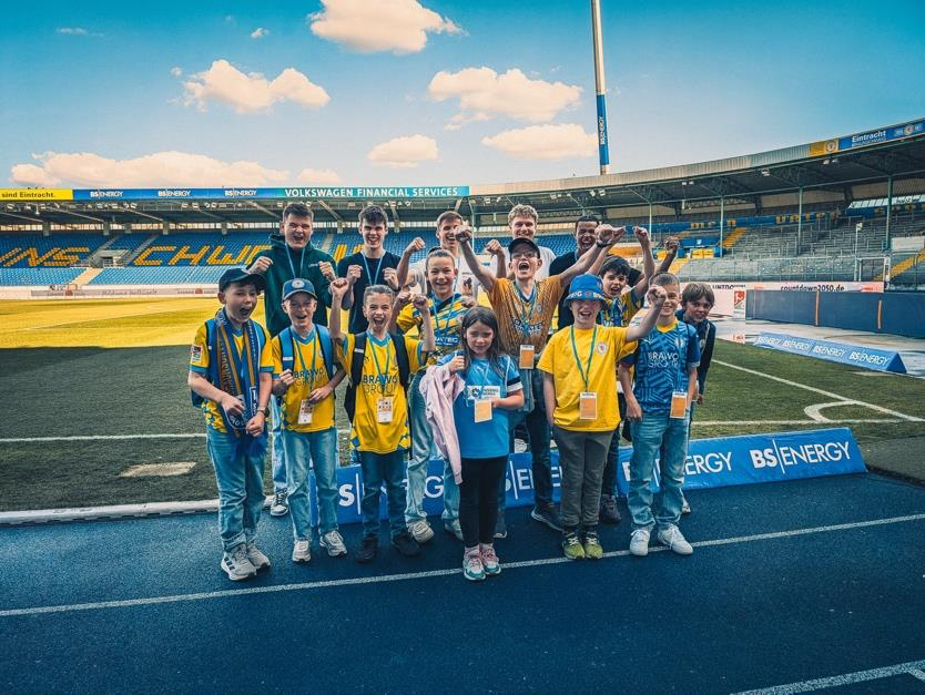 Kinder und Sportmanagement-Studierende jubeln im Eintracht-Stadion in Braunschweig