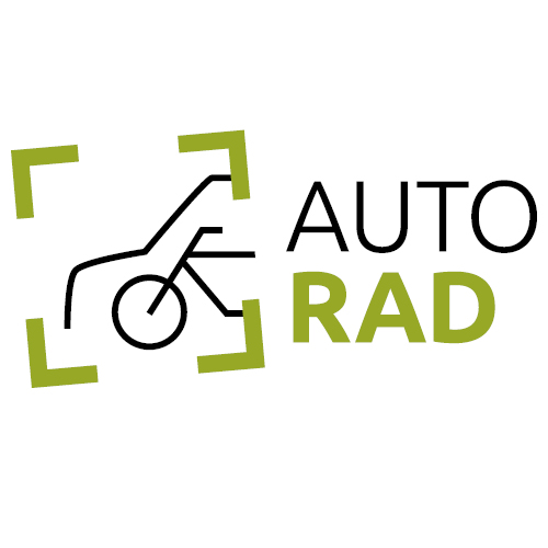 Das AutoRad-Logo besteht aus einer Wort- und Bildmarke. Die Bildmarke ist ein Fokus-Frame, wie bei einer Kamera, die leicht nach links geneigt ist - als würde sie beschleunigen. In dem Frame ist eine Linien-Zeichnung von einem Auto und einem Fahrrad, die so voreinander angeordnet sind, dass sie sich ein Rad teilen. Die Wortmarke ist in AUTO oben und RAD unten aufgeteilt und steht links neben der Bildmarke.