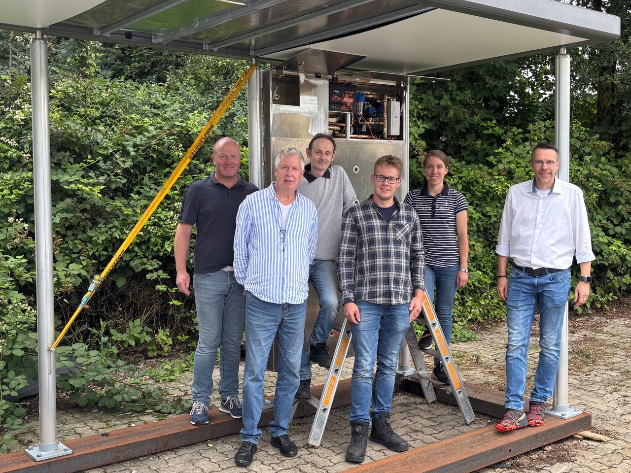 Foto des Projektteams am ersten Prototyp auf der Werksgelände der Firma Hohrenk Systemtechnik GmbH. 