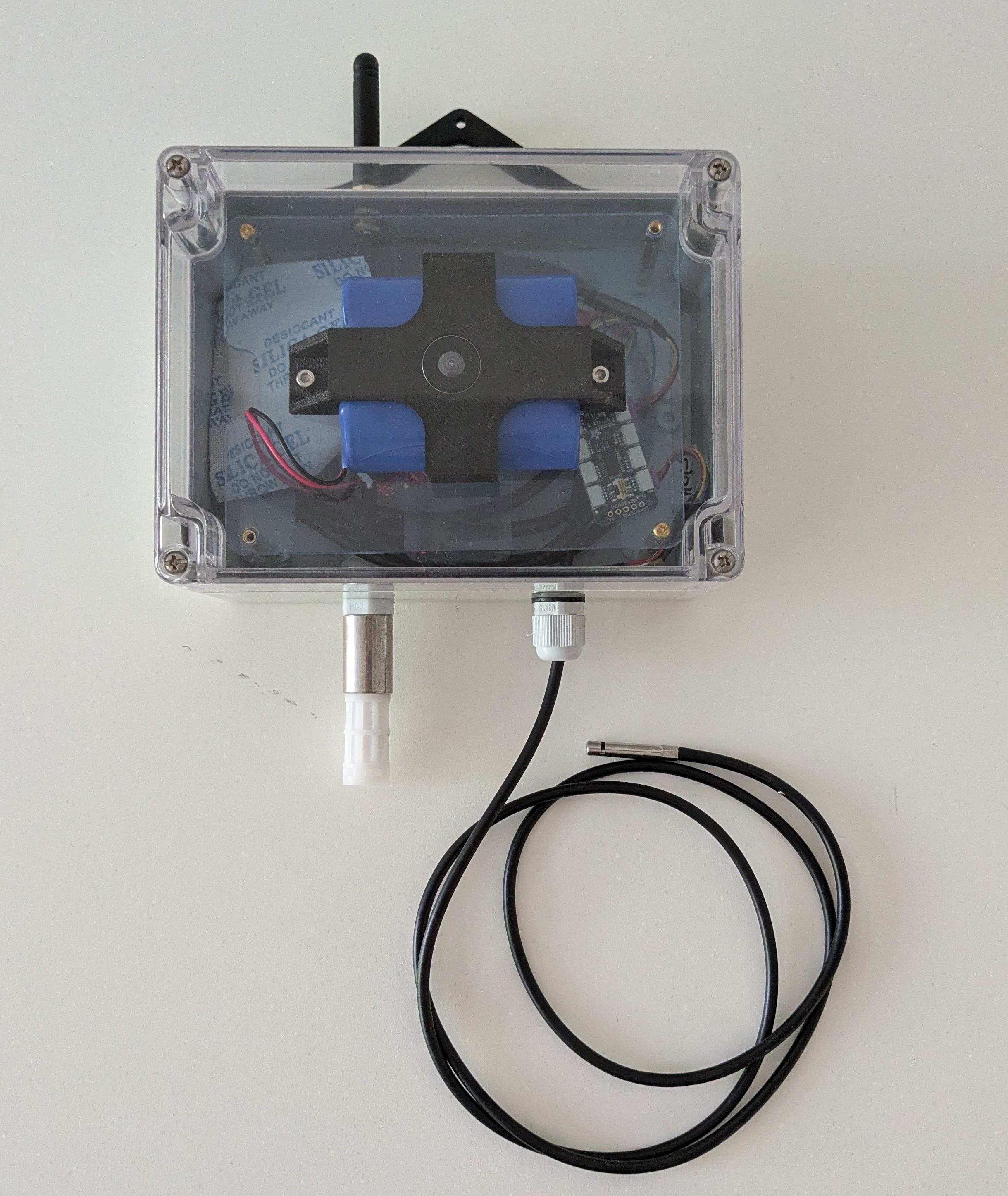 Low-cost LoRaWAN Sensorknoten zur Messung von Lufttemperatur und -feuchte sowie Holztemperatur und -feuchte. 