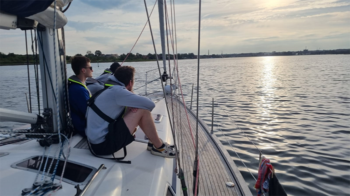Teilnehmer*innen des Workshops auf dem Segelboot