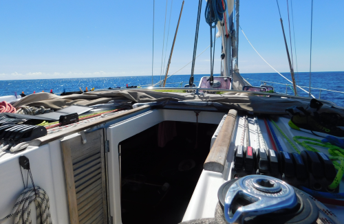 Unter Motor, aber der Diesel reicht nicht für die gesamte Überfahrt