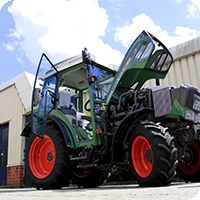 Trecker vor Maschinenhalle