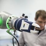 Ein Student steht an einer Kurbelwelle